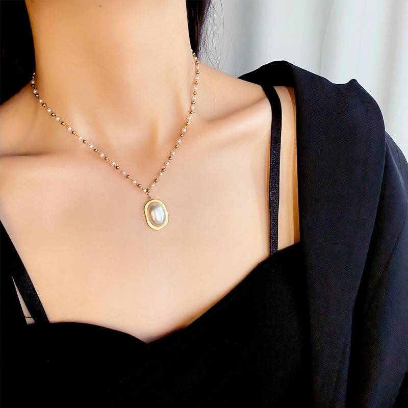 Chic Pearl Pendant Necklace