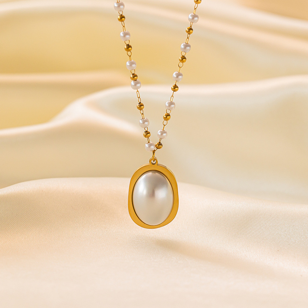 Chic Pearl Pendant Necklace