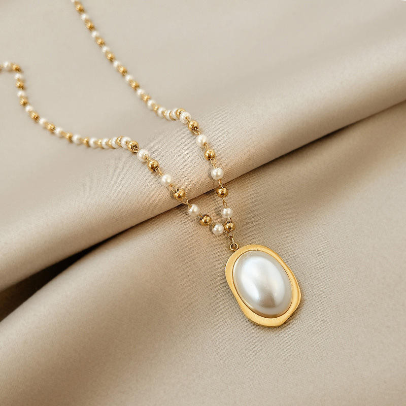 Chic Pearl Pendant Necklace