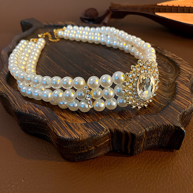 Elegant Pearl Choker with Crystal Centerpiece