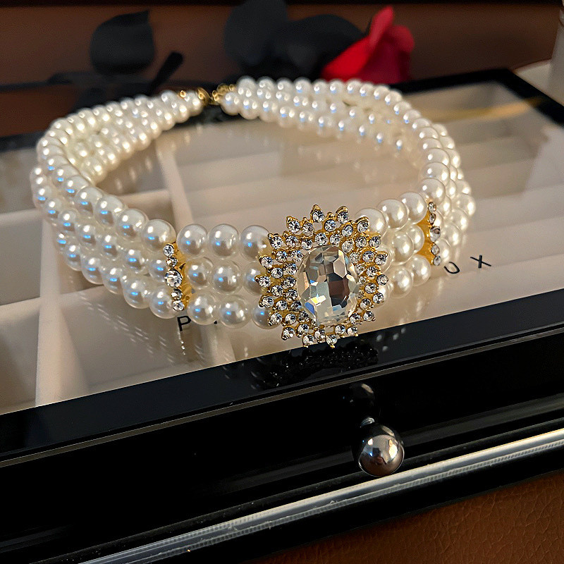 Elegant Pearl Choker with Crystal Centerpiece